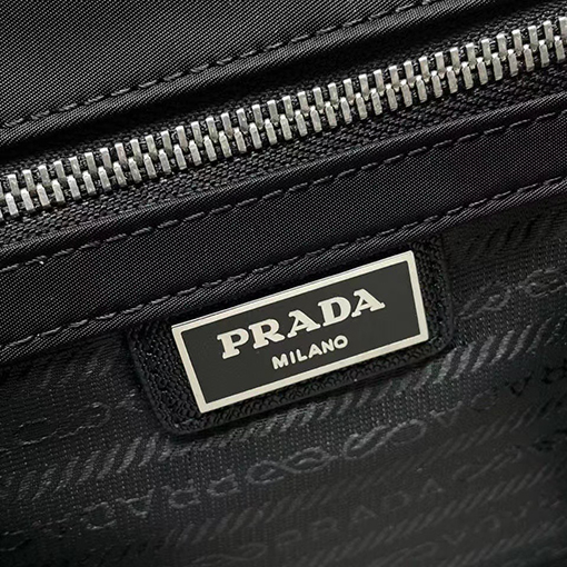 プラダ クラシックな黒のクロスボディバッグ