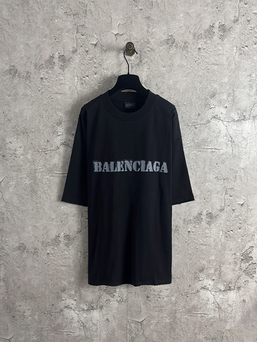 バレンシアガ Balenciaga フロントとバックにぼかしロゴの半袖Tシャツ