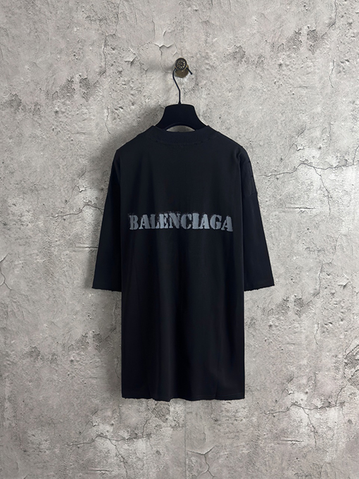 バレンシアガ Balenciaga フロントとバックにぼかしロゴの半袖Tシャツ