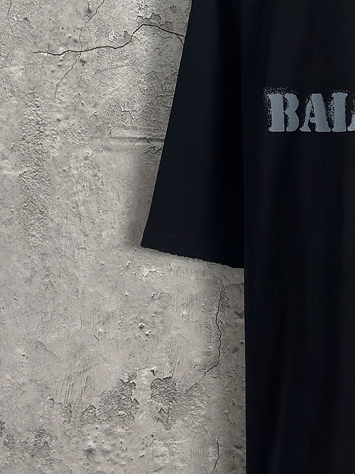 バレンシアガ Balenciaga フロントとバックにぼかしロゴの半袖Tシャツ