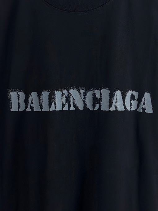 バレンシアガ Balenciaga フロントとバックにぼかしロゴの半袖Tシャツ