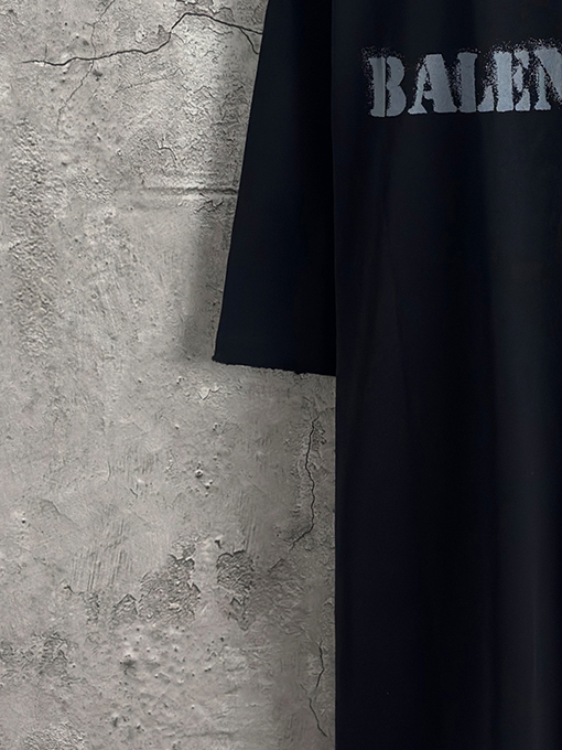 バレンシアガ Balenciaga フロントとバックにぼかしロゴの半袖Tシャツ