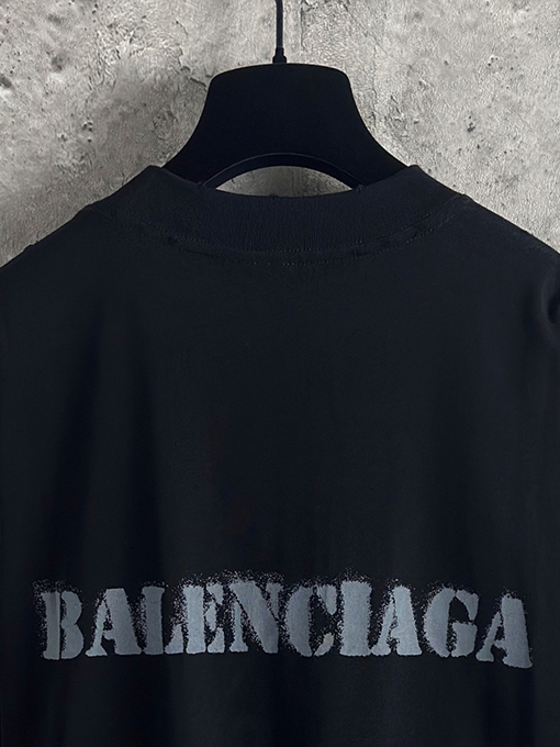 バレンシアガ Balenciaga フロントとバックにぼかしロゴの半袖Tシャツ