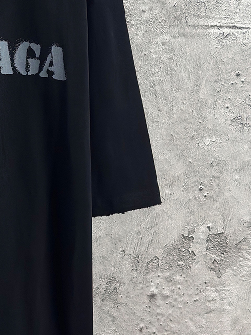 バレンシアガ Balenciaga フロントとバックにぼかしロゴの半袖Tシャツ