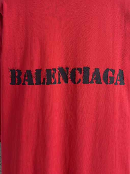 バレンシアガ Balenciaga フロントとバックにぼかしロゴの半袖Tシャツ