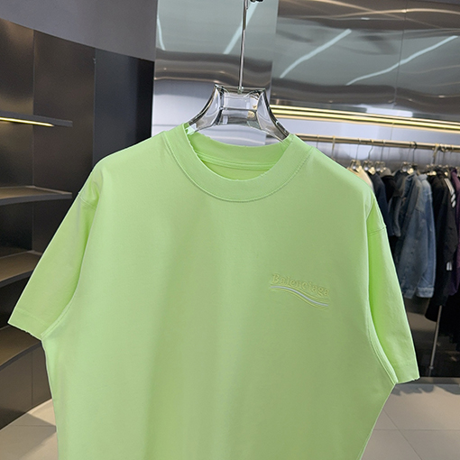 バレンシアガブランドコピー Balenciaga 背中に刺繍がされていますクラシックなアップリケ刺繍の半袖Tシャツ