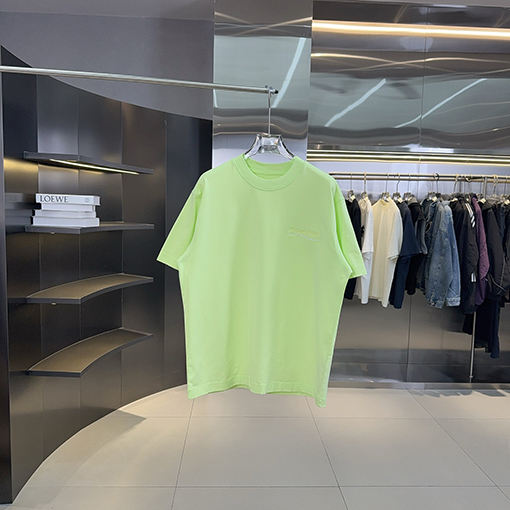 バレンシアガブランドコピー Balenciaga 背中に刺繍がされていますクラシックなアップリケ刺繍の半袖Tシャツ