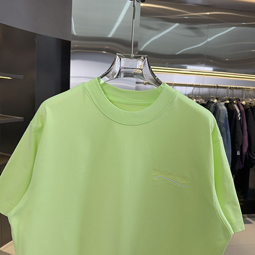 バレンシアガブランドコピー Balenciaga 背中に刺繍がされていますクラシックなアップリケ刺繍の半袖Tシャツ