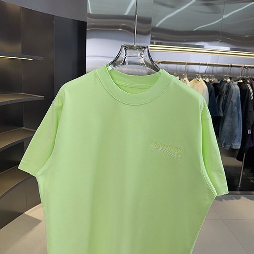 バレンシアガブランドコピー Balenciaga 背中に刺繍がされていますクラシックなアップリケ刺繍の半袖Tシャツ