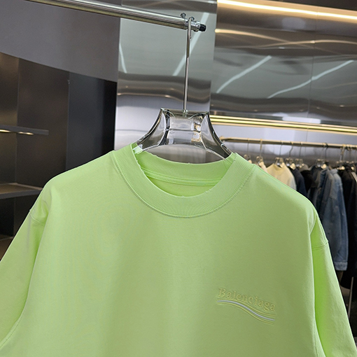 バレンシアガブランドコピー Balenciaga 背中に刺繍がされていますクラシックなアップリケ刺繍の半袖Tシャツ