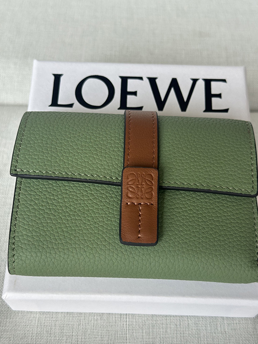 ロエベ 柔らかいグレインカーフスキンをした小ぶりなストレートウォレット