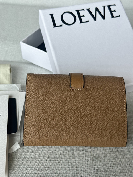 ロエベ 柔らかいグレインカーフスキンをした小ぶりなストレートウォレット