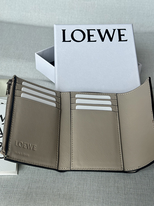 ロエベ 柔らかいグレインカーフスキンをした小ぶりなストレートウォレット