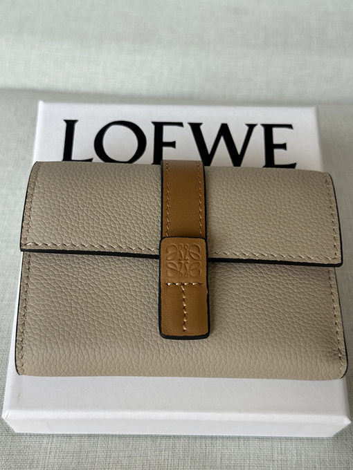 ロエベ 柔らかいグレインカーフスキンをした小ぶりなストレートウォレット