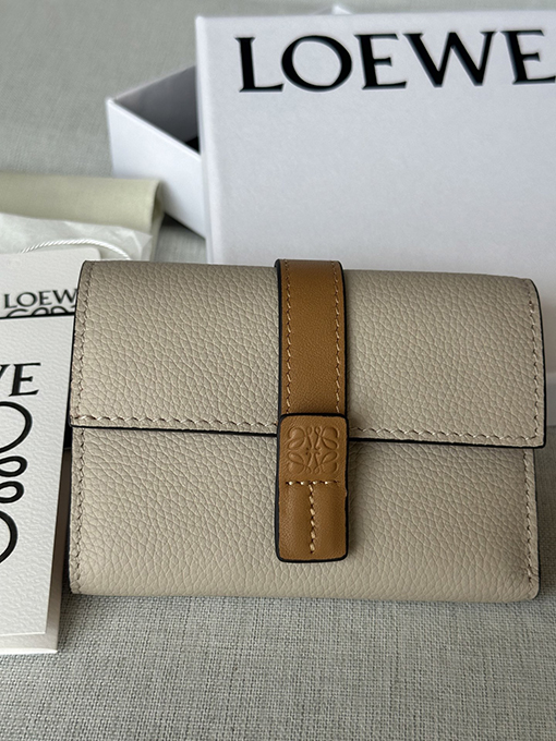 ロエベ 柔らかいグレインカーフスキンをした小ぶりなストレートウォレット