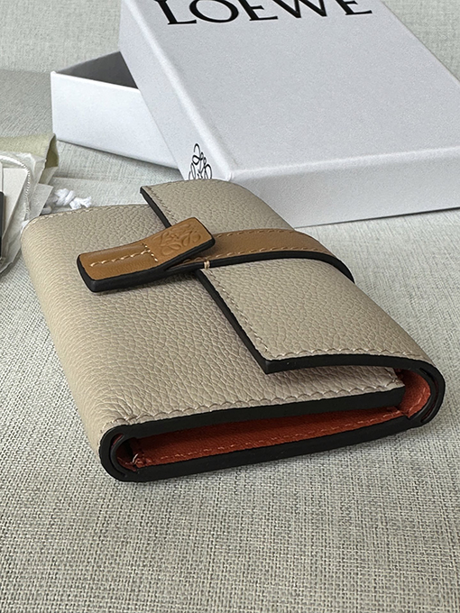 ロエベ 柔らかいグレインカーフスキンをした小ぶりなストレートウォレット