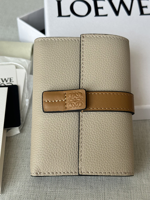 ロエベ 柔らかいグレインカーフスキンをした小ぶりなストレートウォレット