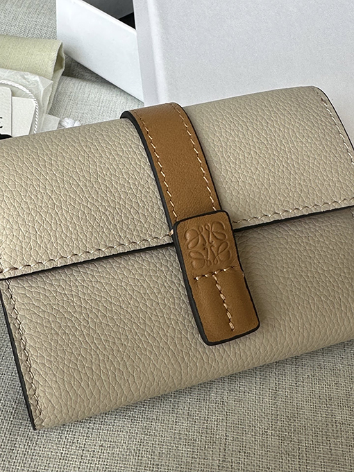 ロエベ 柔らかいグレインカーフスキンをした小ぶりなストレートウォレット