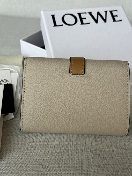 ロエベ 柔らかいグレインカーフスキンをした小ぶりなストレートウォレット