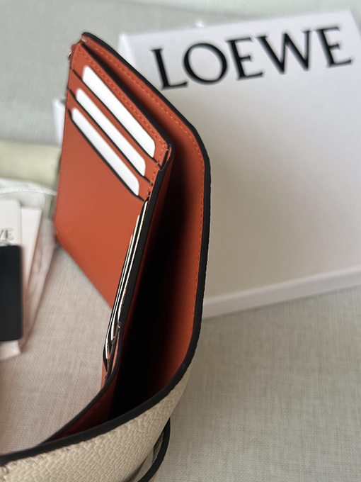 ロエベ 柔らかいグレインカーフスキンをした小ぶりなストレートウォレット