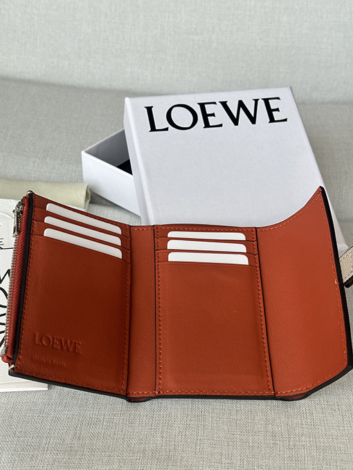 ロエベ 柔らかいグレインカーフスキンをした小ぶりなストレートウォレット