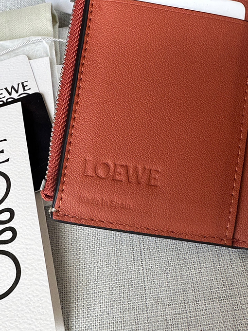 ロエベ 柔らかいグレインカーフスキンをした小ぶりなストレートウォレット