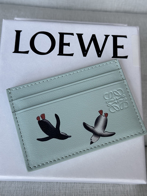 ロエベ ペンギンをモチーフにしたフラットカードホルダーのコラボレーションシリーズ