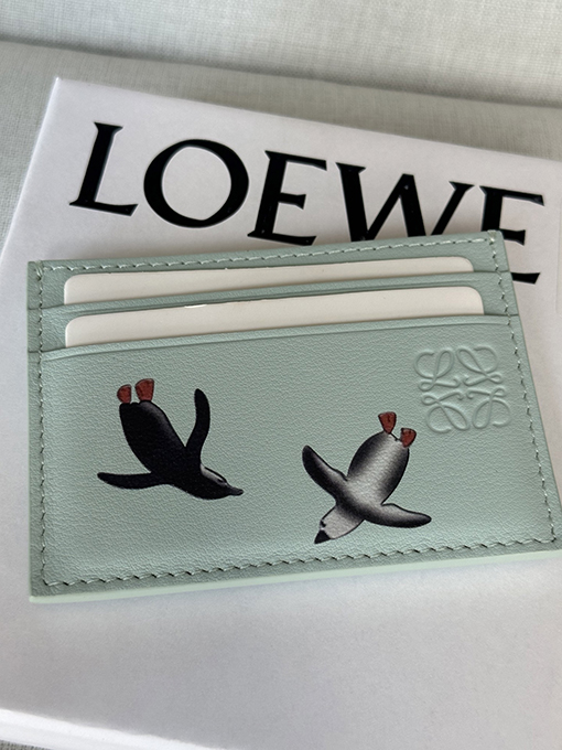 ロエベ ペンギンをモチーフにしたフラットカードホルダーのコラボレーションシリーズ