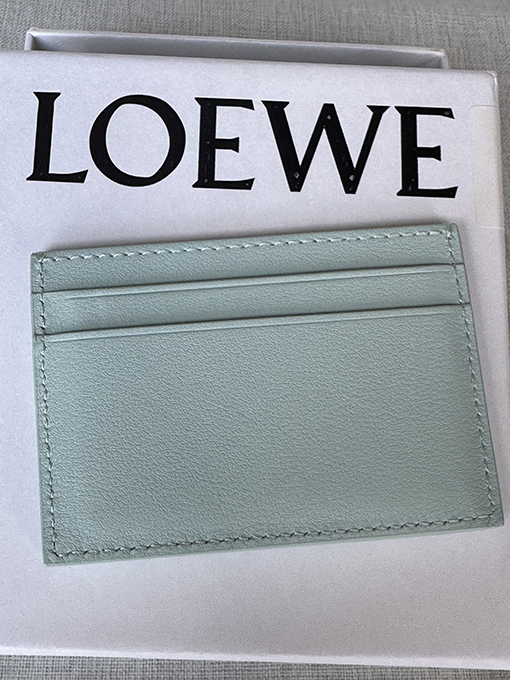 ロエベ ペンギンをモチーフにしたフラットカードホルダーのコラボレーションシリーズ