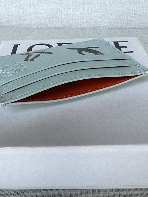 ロエベ ペンギンをモチーフにしたフラットカードホルダーのコラボレーションシリーズ