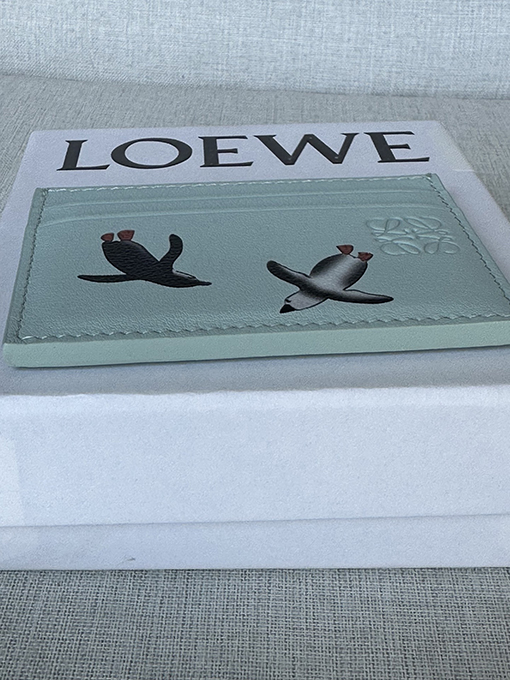 ロエベ ペンギンをモチーフにしたフラットカードホルダーのコラボレーションシリーズ