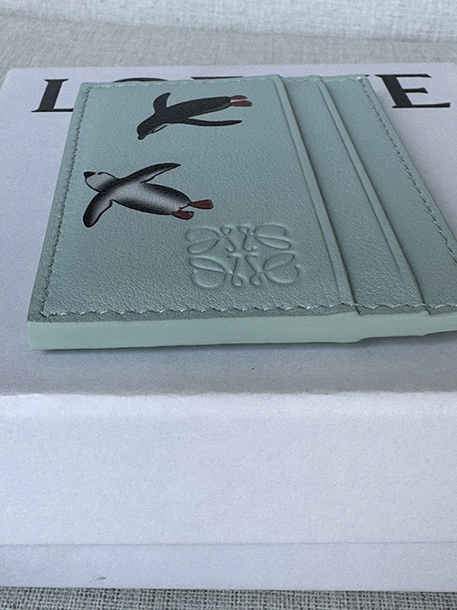 ロエベ ペンギンをモチーフにしたフラットカードホルダーのコラボレーションシリーズ