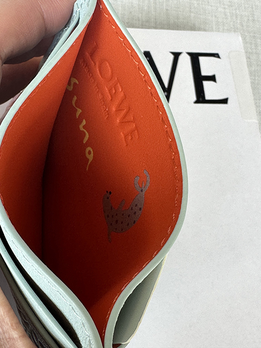 ロエベ ペンギンをモチーフにしたフラットカードホルダーのコラボレーションシリーズ