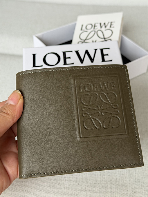 ロエベ クラシックな牛革製パズル二つ折り財布 X4A