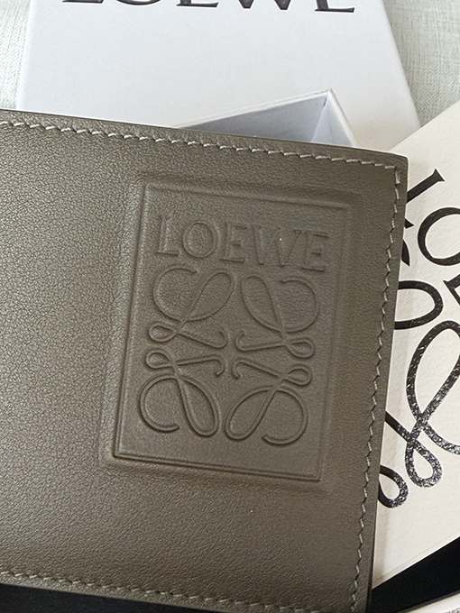 ロエベ クラシックな牛革製パズル二つ折り財布 X4A