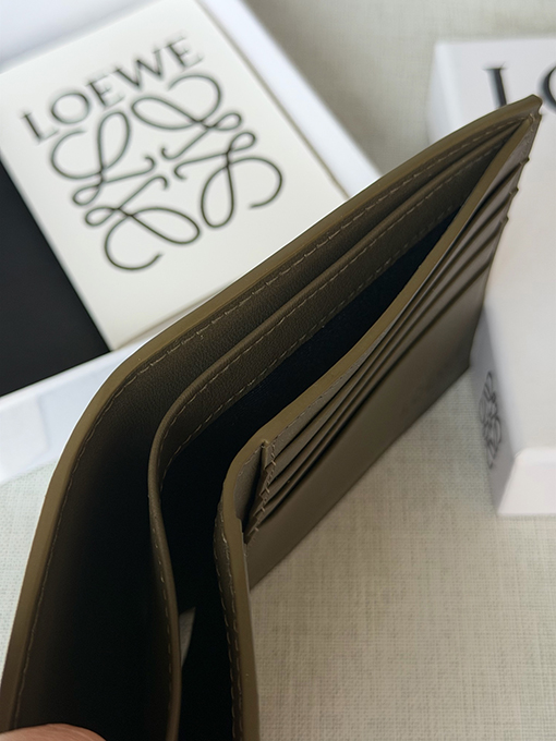 ロエベ クラシックな牛革製パズル二つ折り財布 X4A