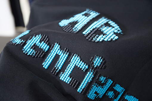 バレンシアガ Balenciaga 新しい文字ロゴ刺繍入り半袖Tシャツ