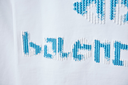 バレンシアガ Balenciaga 新しい文字ロゴ刺繍入り半袖Tシャツ