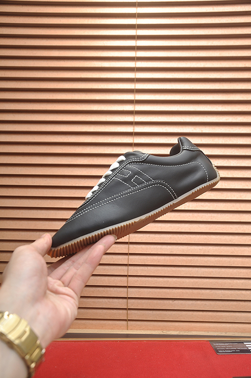 エルメス 新しいドイツ製のトレーニングシューズとスケートシューズ