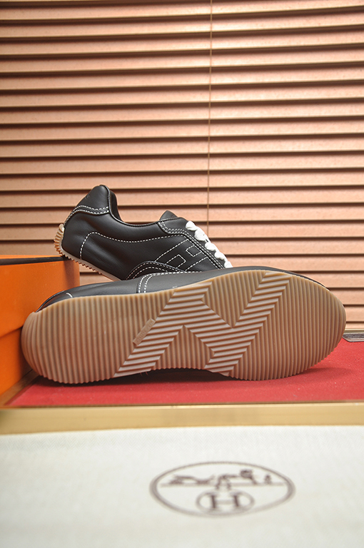 エルメス 新しいドイツ製のトレーニングシューズとスケートシューズ