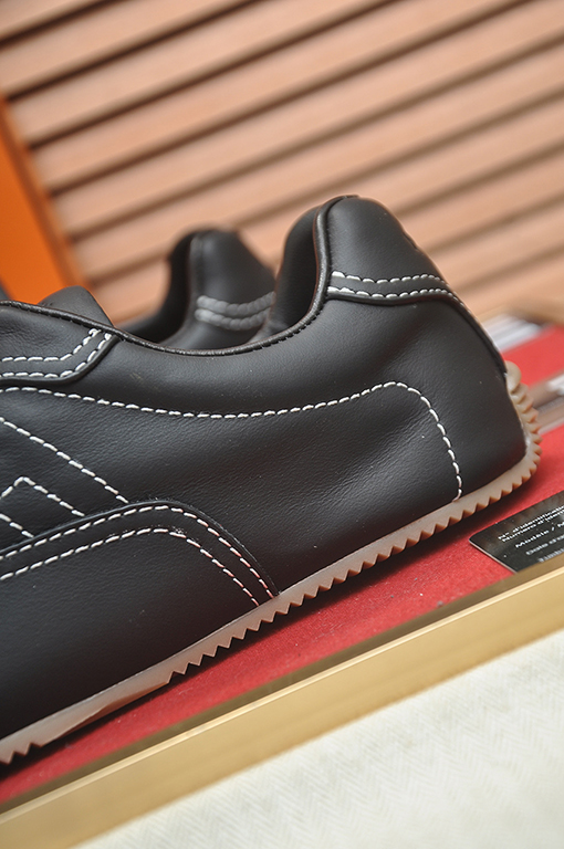 エルメス 新しいドイツ製のトレーニングシューズとスケートシューズ