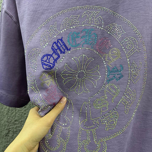 クロムハーツ 重工業なダメージヴィンテージスタイル立体なカラーホットフィックスラインストーン付き半袖Tシャツ