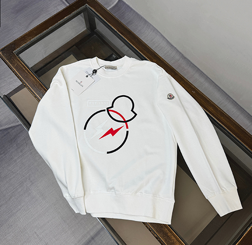 モンクレール 胸元に大きなロゴ入りクルーネックのスウェットシャツ
