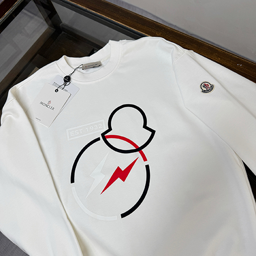 モンクレール 胸元に大きなロゴ入りクルーネックのスウェットシャツ
