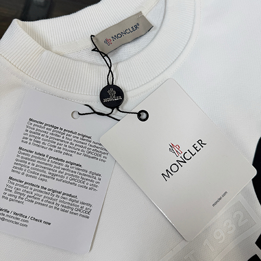 モンクレール 胸元に大きなロゴ入りクルーネックのスウェットシャツ