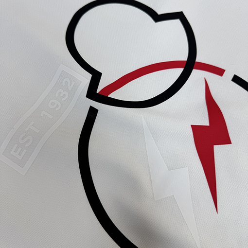 モンクレール 胸元に大きなロゴ入りクルーネックのスウェットシャツ