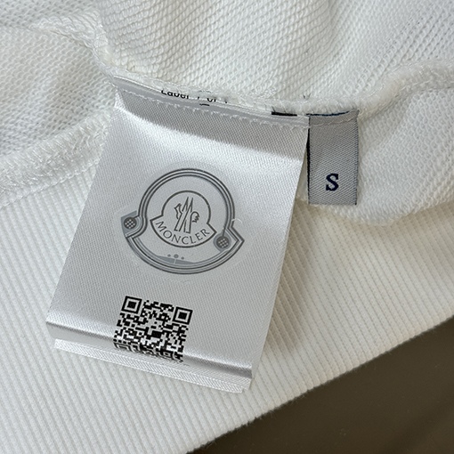 モンクレール 胸元に大きなロゴ入りクルーネックのスウェットシャツ