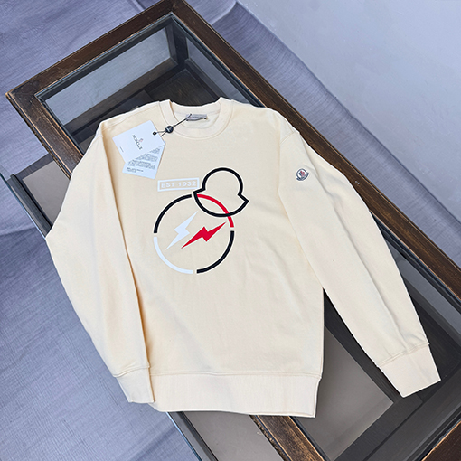 モンクレール 胸元に大きなロゴ入りクルーネックのスウェットシャツ