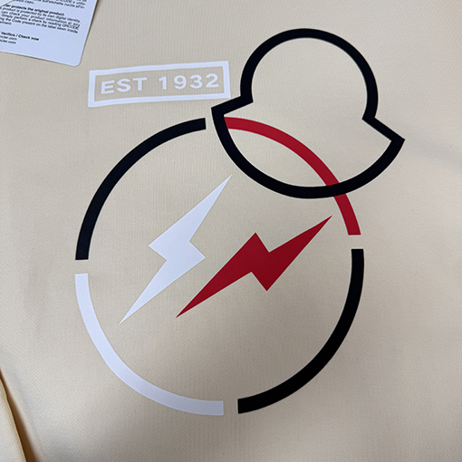 モンクレール 胸元に大きなロゴ入りクルーネックのスウェットシャツ