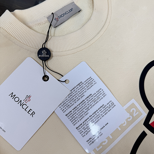 モンクレール 胸元に大きなロゴ入りクルーネックのスウェットシャツ